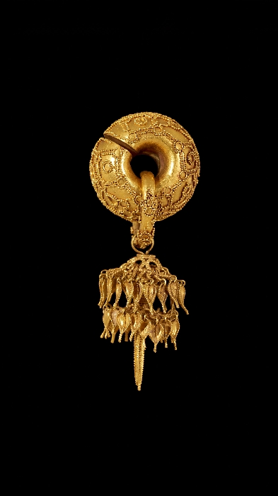 The National Museum of Korea also has an ex. of earrings from the Silla Dynasty.Culture Period: Silla DynastyProvenance: Gyeongju-siMaterial: GoldDesignation: National Treasure 90Link:  https://www.museum.go.kr/site/eng/relic/represent/view?relicId=521# #슈가  #AGUSTD  @bts_twt  #Daechwita  #BTSResearch  #AGUSTD2