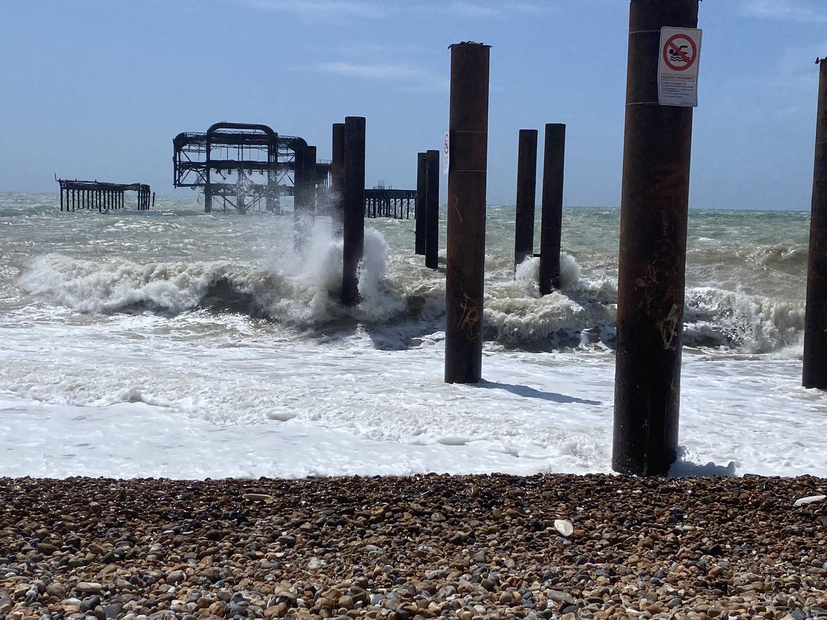 dentalhealthspa's tweet photo. Sea sanity, feeling quite low today, itโs so hard . Looks like shops are preparing to open, to try and find a new normal #dentalhygienist #mentalhealth #SmallBusiness #brighton #sea #therapy https://t.co/RnJDYLhBIt