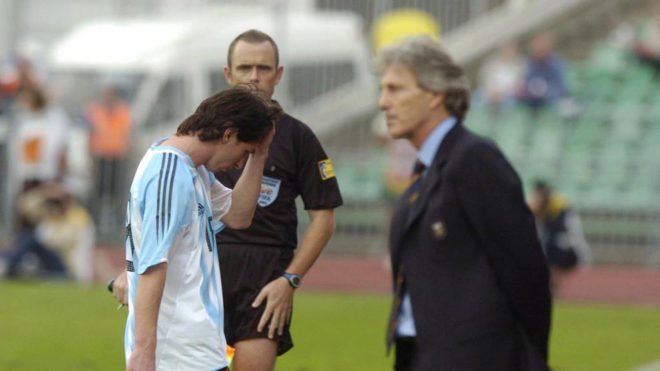 En sélection nationale : fraîchement champion du monde des moins de 20 ans, Messi est récompensé de son bon tournoi par une sélection avec les A argentins.Août 2005, 1er match et.. carton rouge ! Euh okay, on a connu plus sympa comme début..