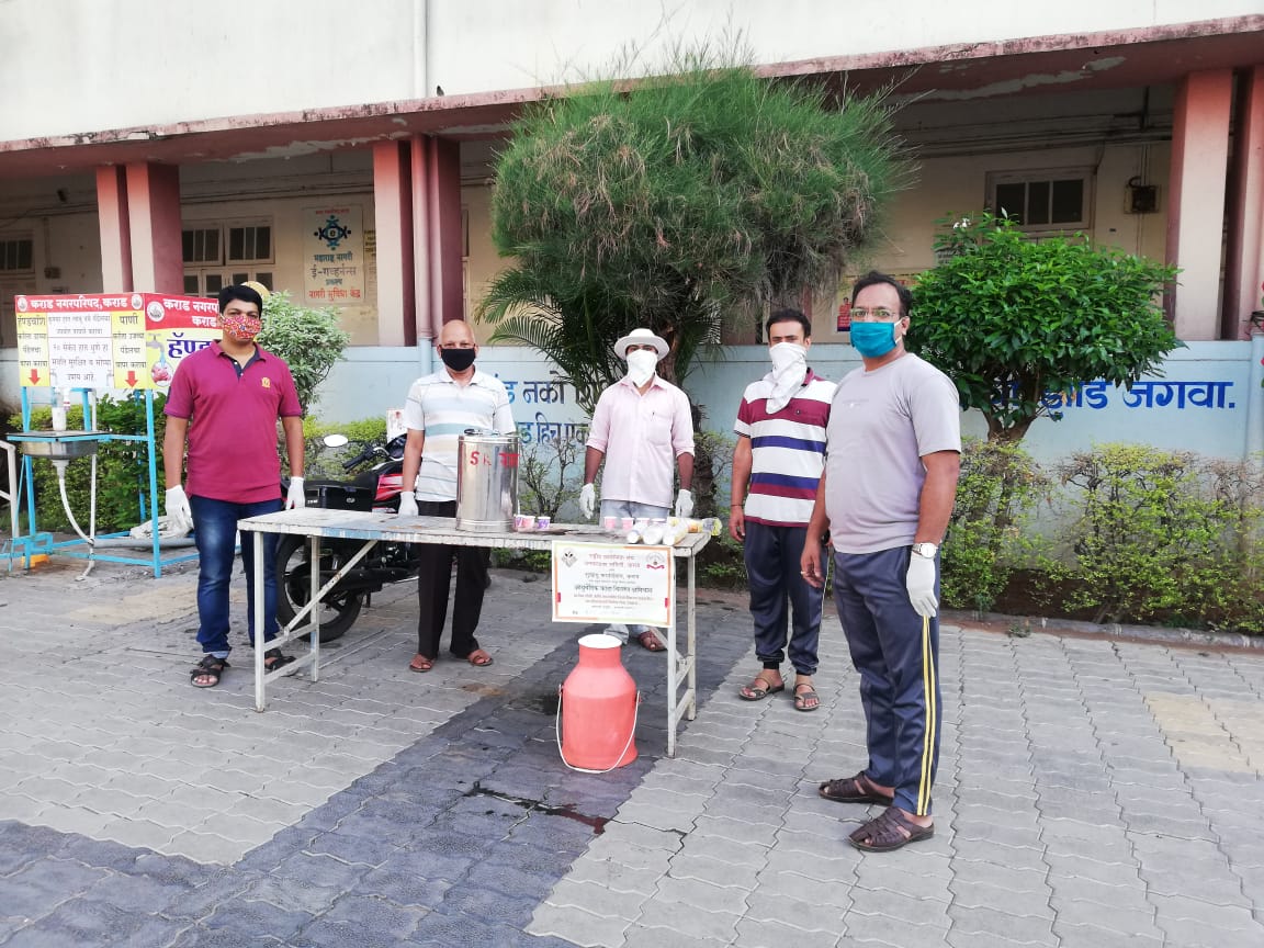 SukhayuAyush's tweet photo. Ayurvedic Kshay Distribution to #COVIDWarriots like Health &amp; Swachhata Workers, Gas sangench staff, ASHA workers by Sukhayu Foundation &amp; RSS Janakalyan Samiti at various centres in Karad.. @IgnitedMindsK https://t.co/VBQcDZd74d