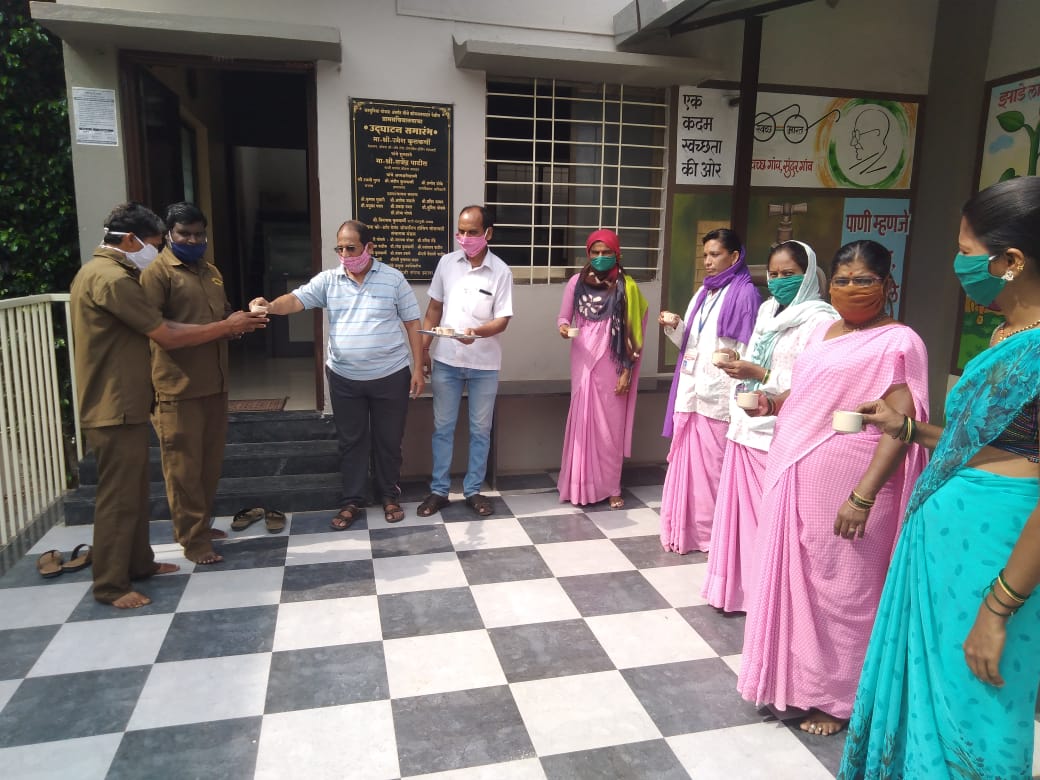 SukhayuAyush's tweet photo. Ayurvedic Kshay Distribution to #COVIDWarriots like Health &amp; Swachhata Workers, Gas sangench staff, ASHA workers by Sukhayu Foundation &amp; RSS Janakalyan Samiti at various centres in Karad.. @IgnitedMindsK https://t.co/VBQcDZd74d
