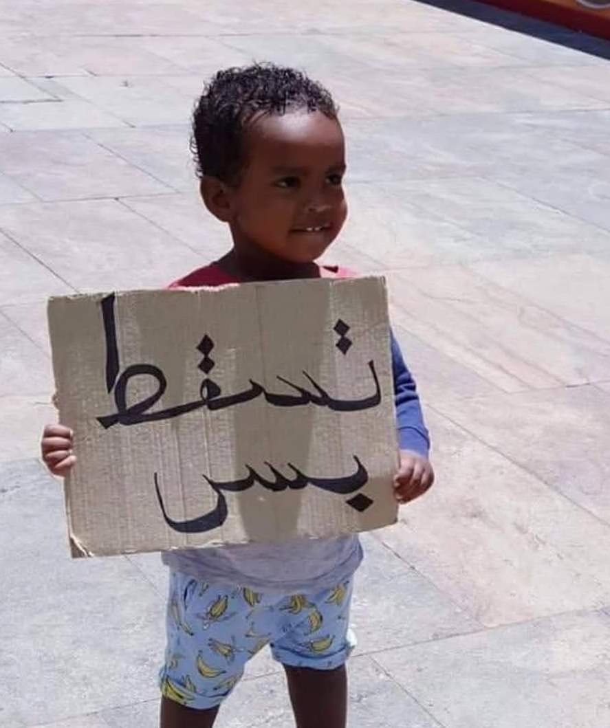 sandrataha's tweet photo. #ذكرى_مجزره_القياده 
اتظن انك عندما احرقتني ورقصت كالشيطان فوق رفاتي, اتظن انك قد طمست هويتي ومحوت تاريخي ومعتقداتي, عبثا تحاول لا فناء لثائر .. انا كالقيامة ذات يوم آت
#حنبنيهو 
#SudanUprising https://t.co/cKSyllCK09