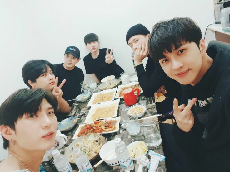 [DAY 24] it's officially VIXX day n we can't thank them enough how much they did to us w their music and emotional support. hope we can shine bright together for a long time. love u! thank u always  #VIXX_8th_Anniversary  #빅스와_8년째_걷고있다  #빅스랑별빛이랑오래가자  #빅스_8주년