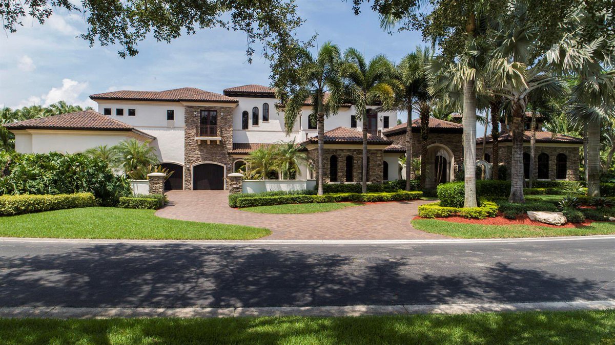 realtorquoya's tweet photo. Happy Saturday, folks! 😎☀️ 

Which home gives you “love at first sight” vibes? 👀👀😍🤩🥵

#luxuryrealestate #SouthFlorida #luxuryhomes https://t.co/jLnC59cvq8