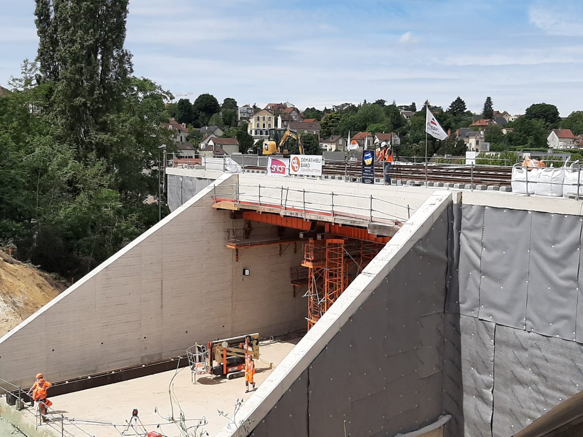 DanielGardeux's tweet photo. Pour faire passer une voie de chemin de fer sous une autre il faut faire un gros trou et glisser un cadre préfabriquée dedans. Énorme chantier #ITIF sur le @RERC_SNCF ce week-end au sud de Juvisy. https://t.co/O2ed3b2Ky0