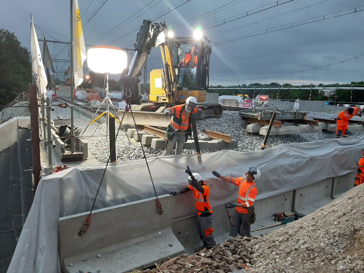 DanielGardeux's tweet photo. Pour faire passer une voie de chemin de fer sous une autre il faut faire un gros trou et glisser un cadre préfabriquée dedans. Énorme chantier #ITIF sur le @RERC_SNCF ce week-end au sud de Juvisy. https://t.co/O2ed3b2Ky0