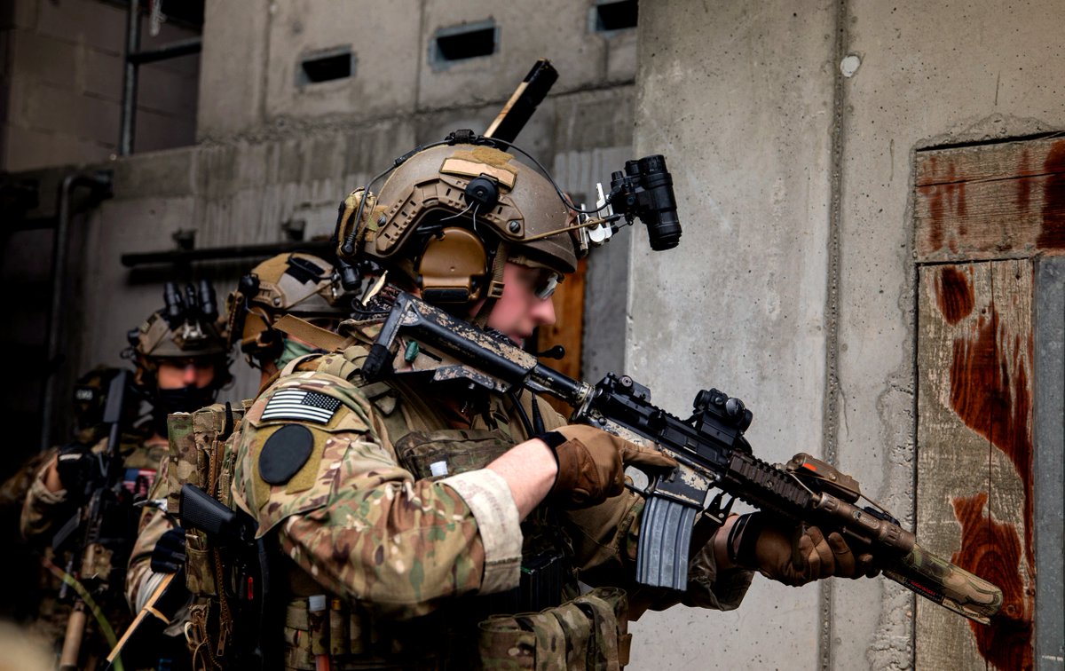SpecWarAirmen's tweet photo. 1st Battalion, 10th Special Forces Group approach a building as part of Close Quarter Battle (CQB) training. #10thgrp #armyspecialforces #soceur #combatcontrol #jtac #tacp #specialrecon #sere #eod #charliecompany #ussocom #socom #specialoperations #specialwarfareairmen https://t.co/HzOvPgBOY6
