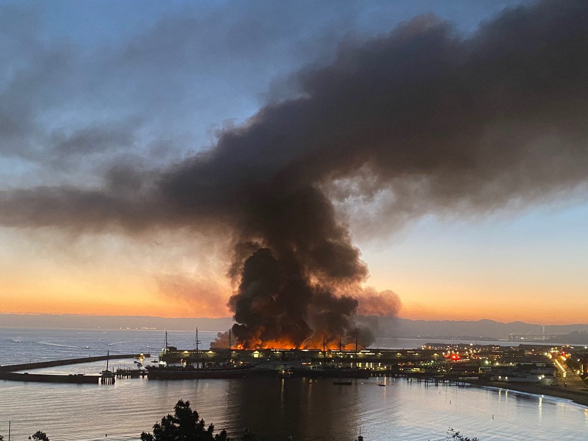 KCBSRadio's tweet image. #PHOTOS: View of a four-alarm fire at Pier 45 in San Francisco. @JohnEvansKCBS is on the scene now. We're told roughly 100 firefighters are at Fisherman's Wharf.

Continuing coverage on @KCBSRadio now.

📸: Images courtesy @dwhly