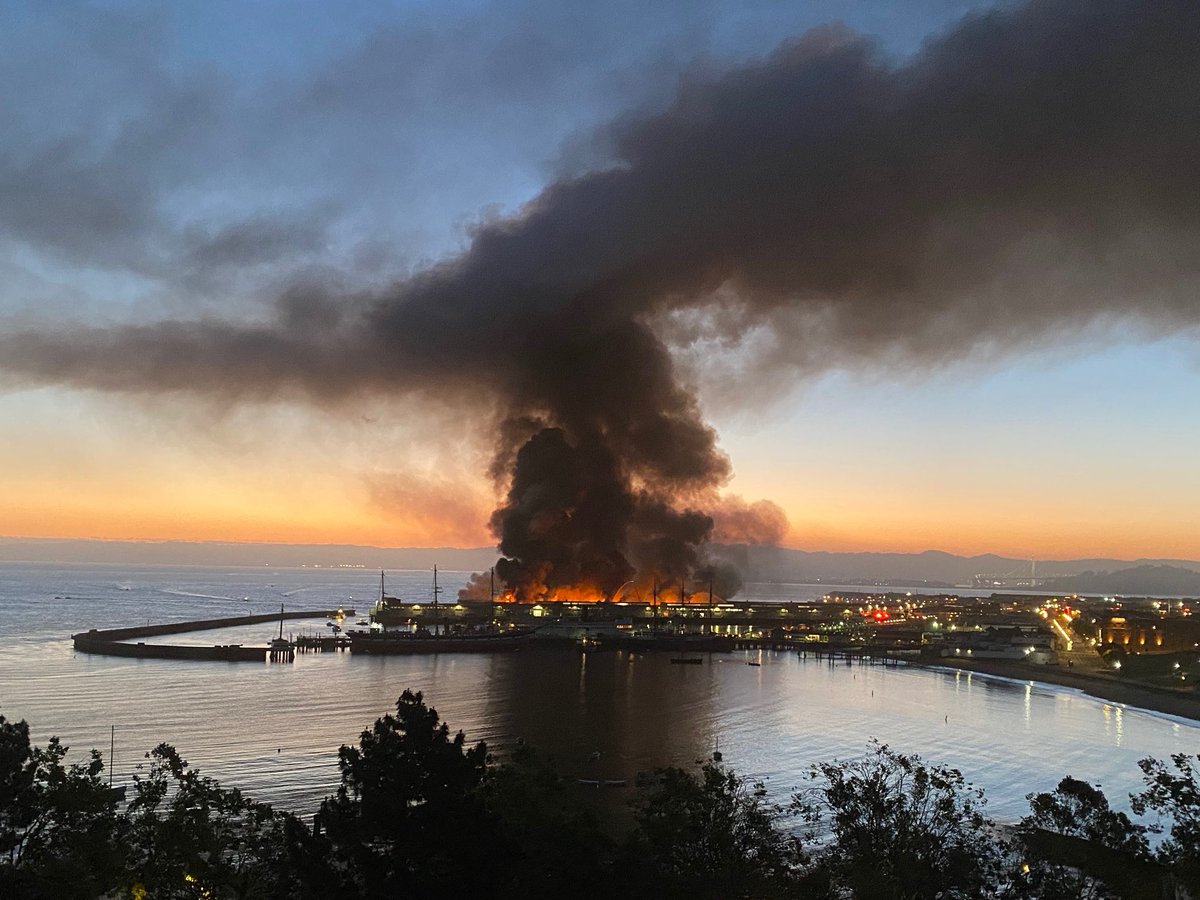 KCBSRadio's tweet image. #PHOTOS: View of a four-alarm fire at Pier 45 in San Francisco. @JohnEvansKCBS is on the scene now. We're told roughly 100 firefighters are at Fisherman's Wharf.

Continuing coverage on @KCBSRadio now.

📸: Images courtesy @dwhly