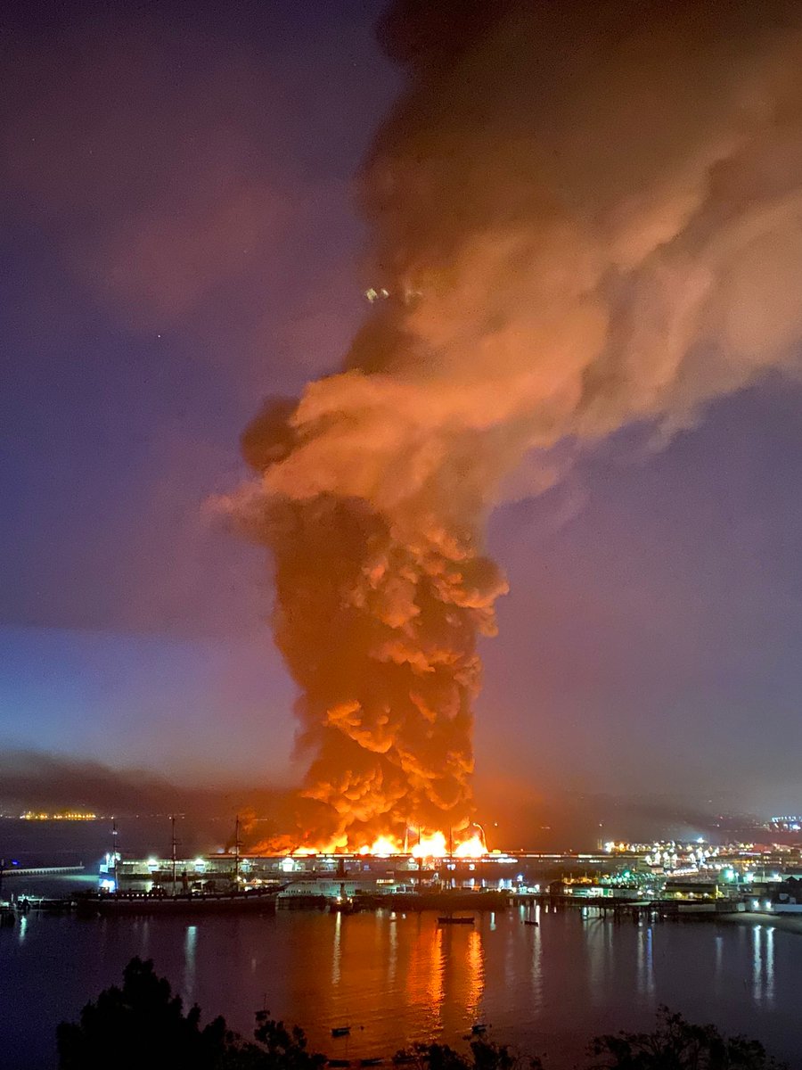 KCBSRadio's tweet image. #PHOTOS: View of a four-alarm fire at Pier 45 in San Francisco. @JohnEvansKCBS is on the scene now. We're told roughly 100 firefighters are at Fisherman's Wharf.

Continuing coverage on @KCBSRadio now.

📸: Images courtesy @dwhly