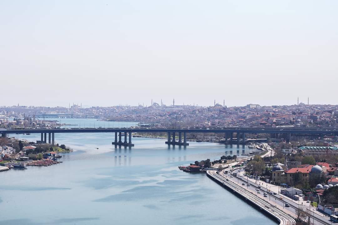 HunaIstanbul's tweet photo. شارك الرئيس التركي أردوغان صورة لإسطنبول منذ 26 عاما وكتب: هكذا حولنا القرن الذهبي من مستنقع إلى بقعة زرقاء.
الصورة بمناسبة اليوم العالمي للتنوع الأحيائي

.
.
.
.
.
.
.
#تركيا #اسطنبول #هنا_اسطنبول  #أردوغان #اردوغان #الرئيس_التركي #القرن_الذهبي 
#Istanbul  #goldenhorn #erdugan https://t.co/hxPwQQMzV9