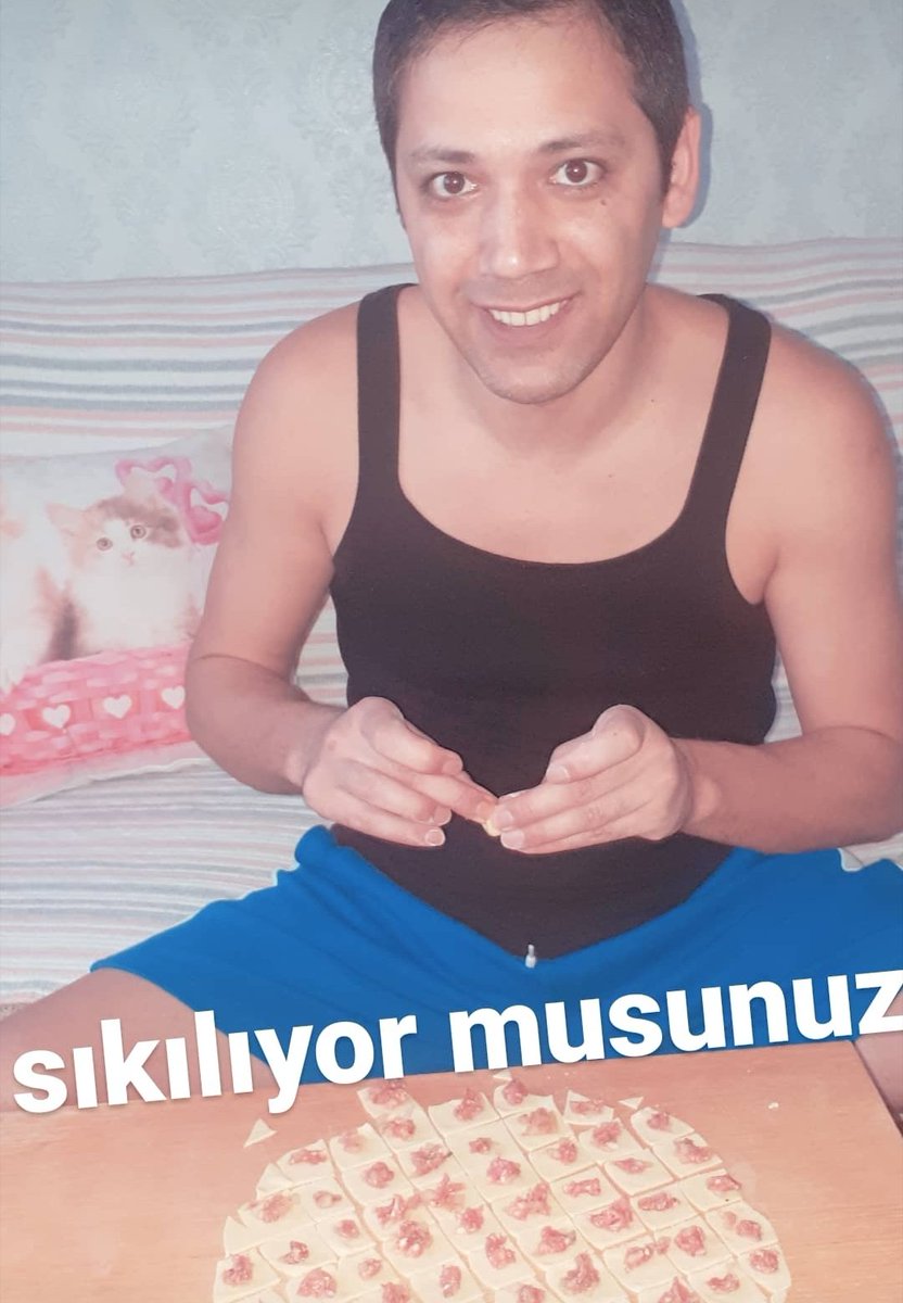 Orjinnn1's tweet photo. #evdeheforshe mantı bükerim, reçel yaparım, su böreği açar, yaprak sararım. Toynaklara nal çakarım, sünnet eder, saç keser ve istenilen renge boyarım.. 😀 https://t.co/2s5477AyeE