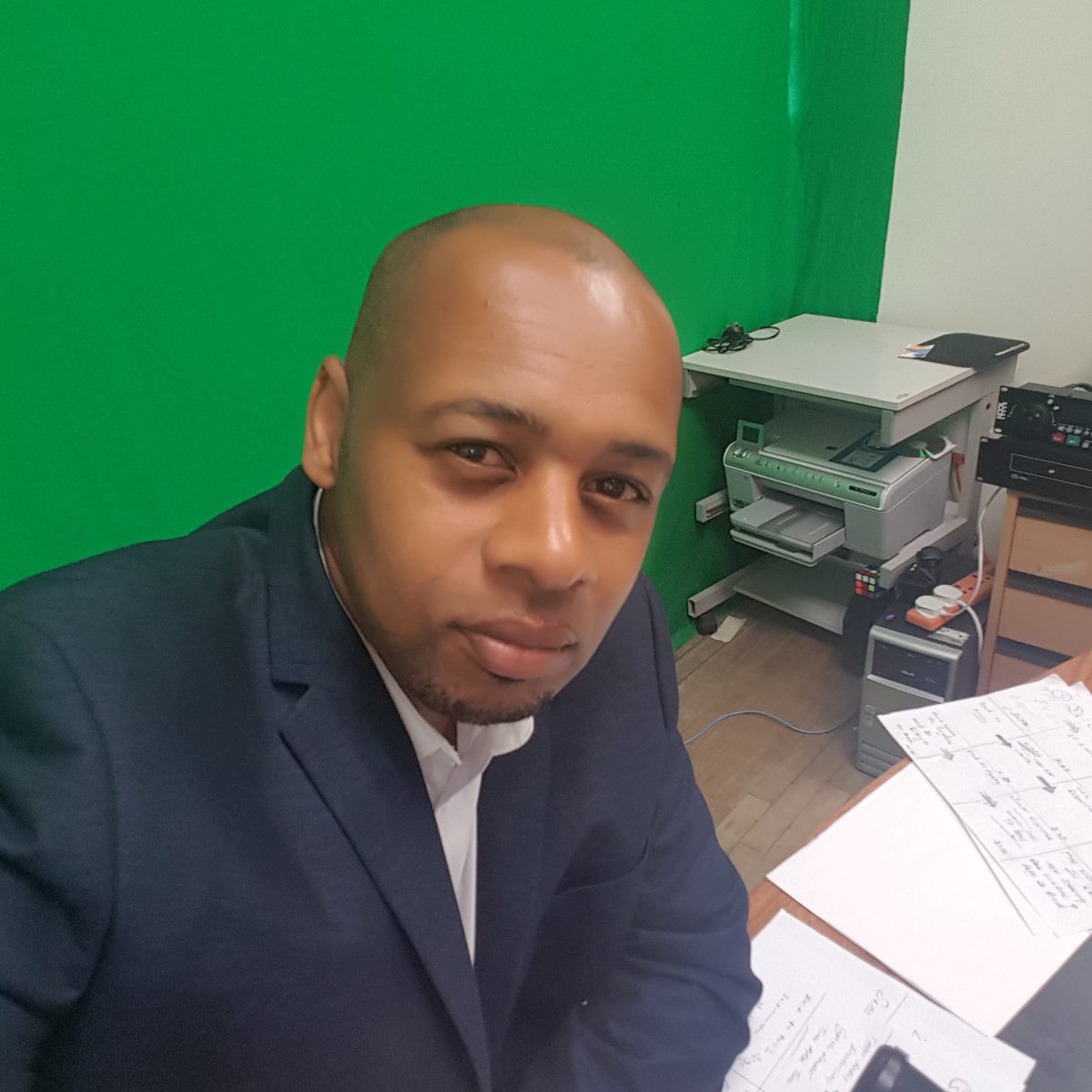 80s_big's tweet photo. Surrounded by Paper and creativity
#thebig80sshow #onlinetvshow #presenter
#filming
#greenscreen
#tv
#suitedandbooted
#morefun
#lightscameraaction
#cameraone
#televisionstudio
#1980s #80smusic #80smovies https://t.co/OX50FersNK