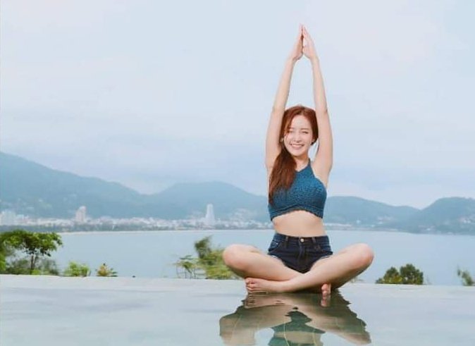 JhaShachi's tweet photo. A #photographer_gets_people to #pose for him. A #yoga_instructor gets people to pose for #themselves. https://t.co/LcXy5nPaAw
