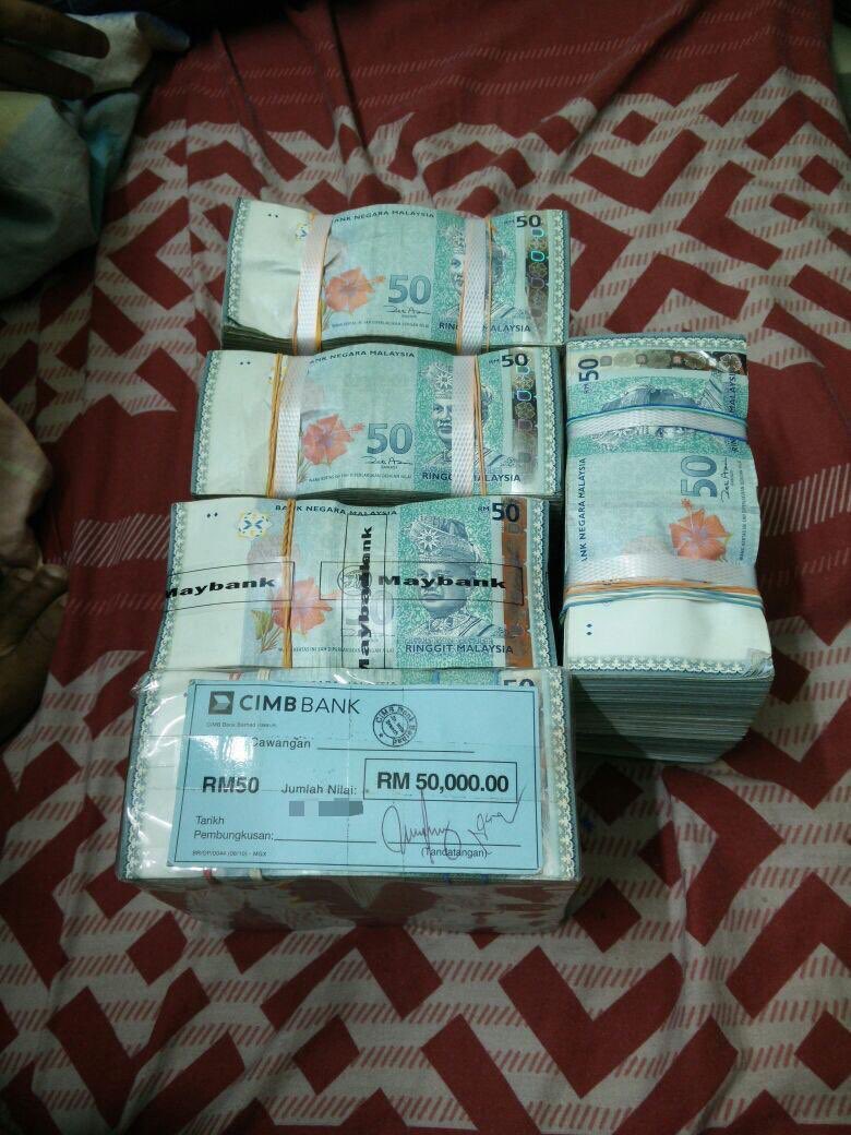nxbhxn's tweet photo. Salam nak bagi duit raya sikit ni. Siapa rt nanti aku pilih ye https://t.co/jtcfyJhMgR