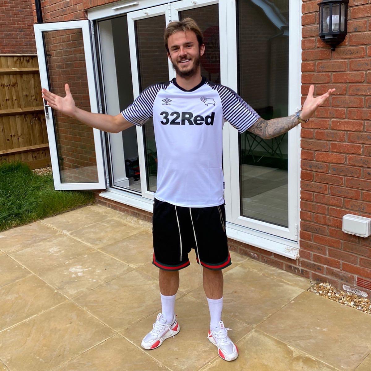NiallOfficial's tweet image. Gotta give it to @lcfc @Madders10 for accepting the forfeit after the challenge and wearing a lovely @dcfcofficial shirt. Top man Madders 🐏🐏 🦊🦊