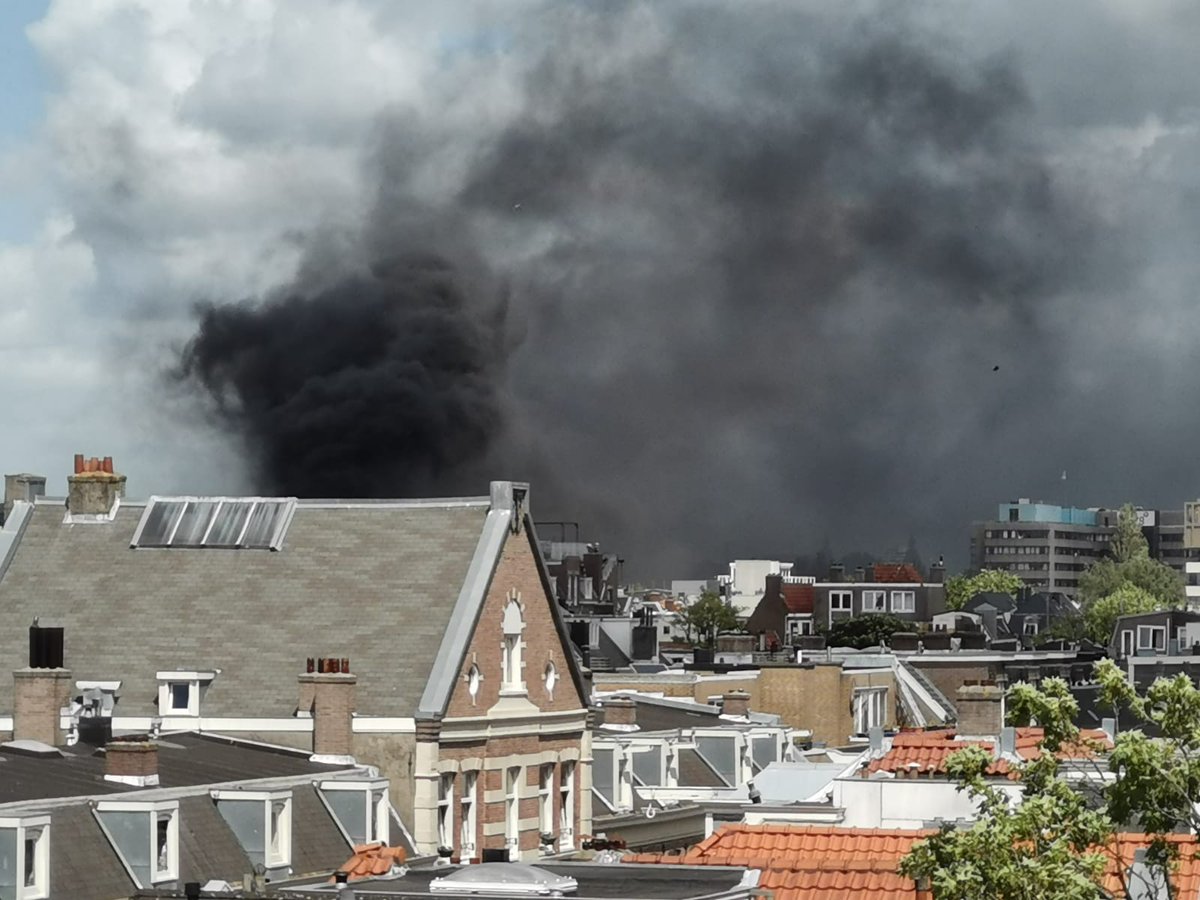 AT5's tweet photo. Grote brand aan Ruyschstraat in Oost 

https://t.co/ZOFcUjp8hT https://t.co/91uMmZtASk