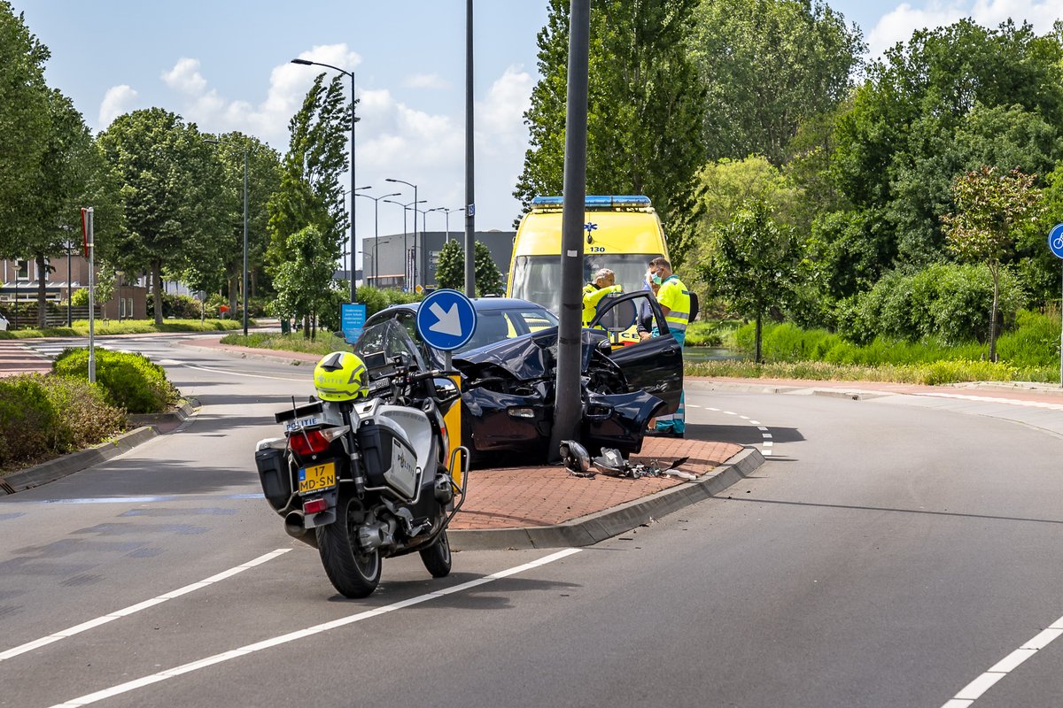 #Wesp zorgt voor #Ongeval, auto ramt lantaarnpaal #Eenzijdig #Molenpolderweg #Oosterhout.