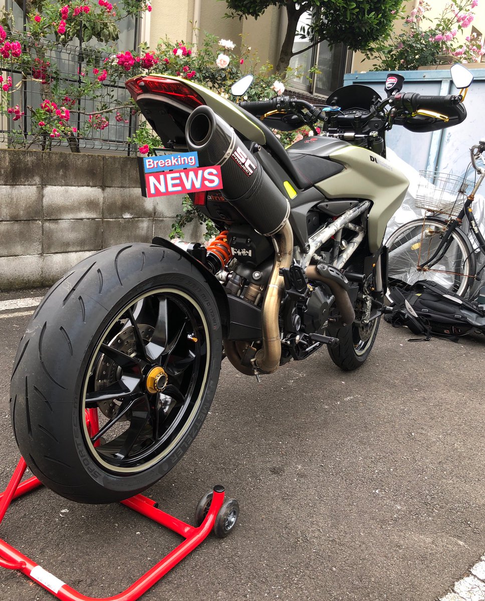 8Hypes's tweet photo. 車検後元通り＋アルファで復活^_^
吸気排気改善したし^_^あとはフロントのLED改善だな^_^
#ハイパーモタード 
#ドゥカティ
#ドゥカティいいじゃん
#車検後
#ducati
#hypermotard
#81hyperhypes https://t.co/hQNvuSGLAR