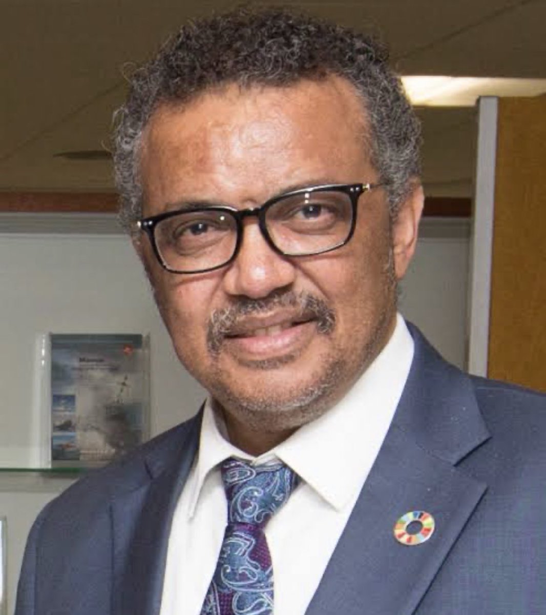 Primera vez en la Historia de la OMS que su Director General no es médico sino un político comunista que es Doctor en Filosofía con carrera burocrática en el Gobierno de Etiopía y miembro de un partido Marxista.