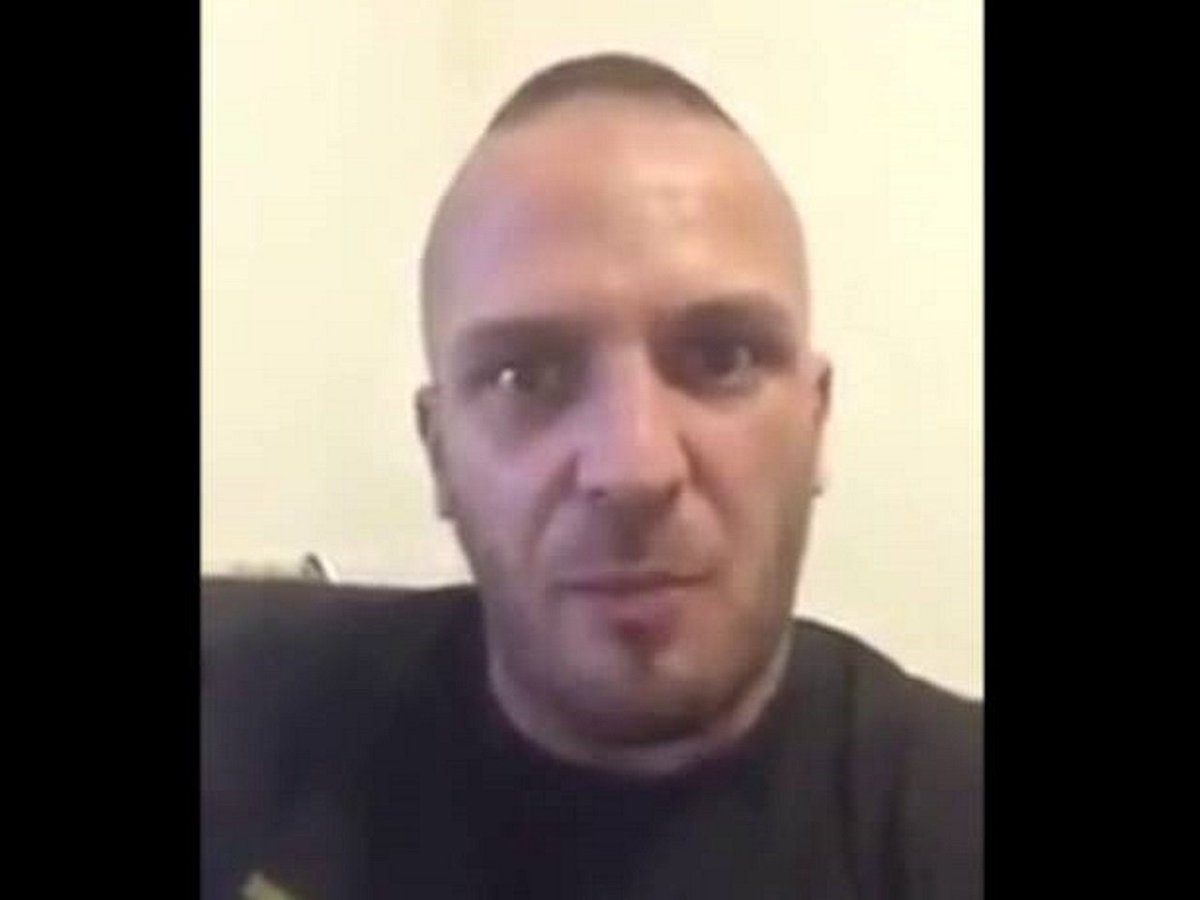 À l& #39;étranger, t& #39;es un étranger, ça sert à rien d& #39;être raciste (simple)