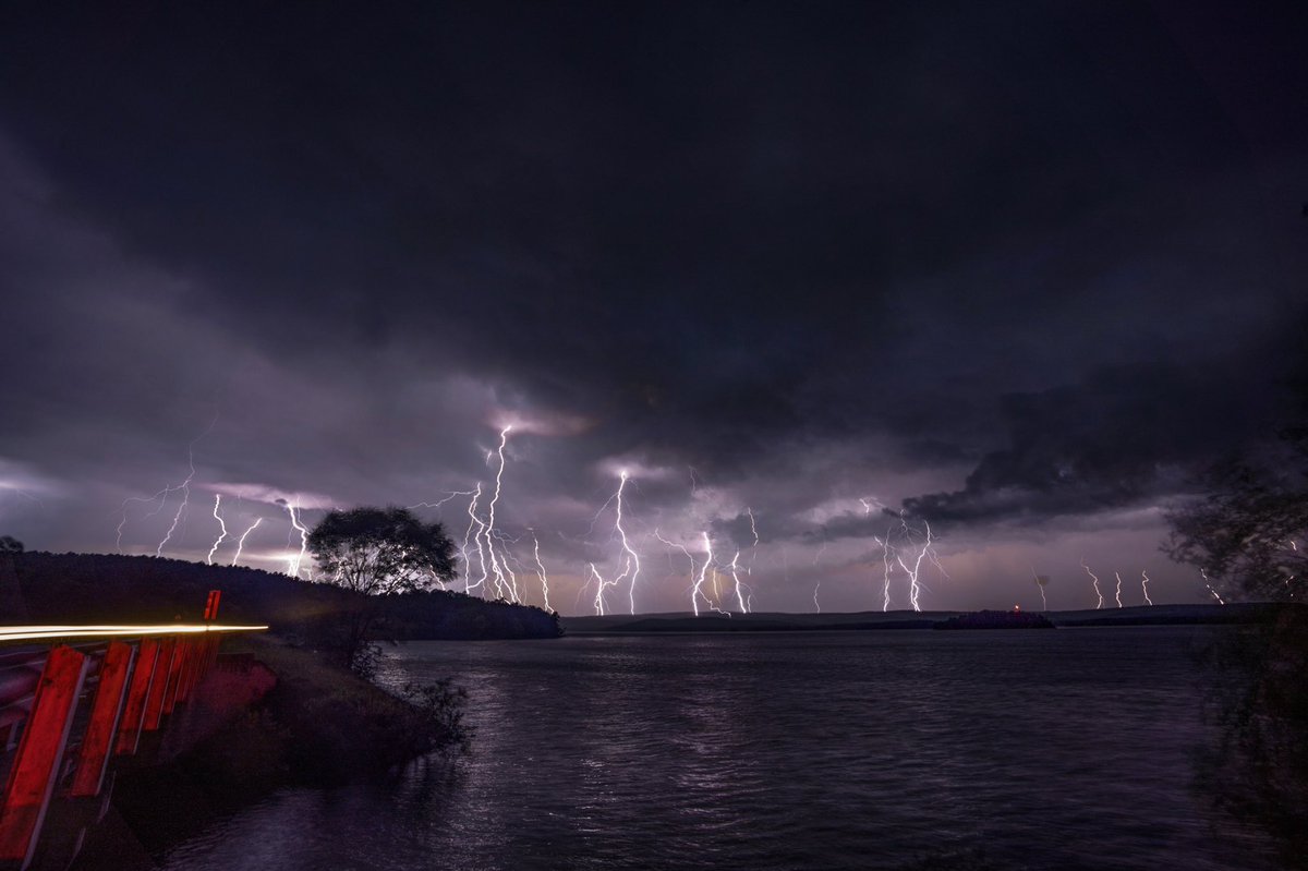 brianemfinger's tweet image. Lightning last night over Lake Maumelle #lightning #arwx