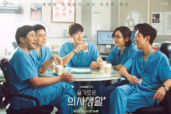 carifilms's tweet photo. Hospital Playlist menawarkan cerita yg ringan dan berfokus pada kisah persahabatan. Nonton film ini bikin adem, kadang sambil mikir, "kapan ya bisa punya sahabat kaya gini?"

Berikut adlh beberapa alasan lain knp kamu harus nonton #HospitalPlaylist 

url:
https://t.co/7JuPDZ8Ihg https://t.co/seq7fBAh5Q