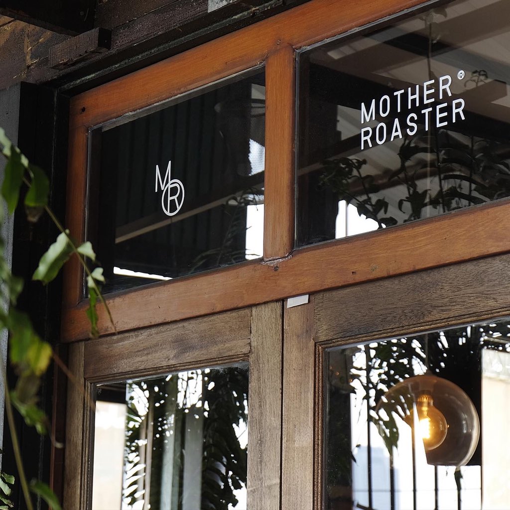 evwicango's tweet photo. Mother roaster - ตลาดน้อย เจริญกรุง
เป็นร้านกาแฟที่ไปซ้ำหลายรอบมากๆ ไม่เบื่อเลย กาแฟดีมากๆ เราสามารถเลือกได้ว่าอยากกินรสประมาณไหน อยากกินแบบไหน นม ดริป มีหมดเลย ได้อารมณ์จิบกาแฟอยู่ในย่านเก่าๆ ที่สำคัญ คุณแม่เจ้าของร้านน่ารักมากกกกก💛 #cafeteller #รีวิวคาเฟ่ https://t.co/cuO03l1wLf