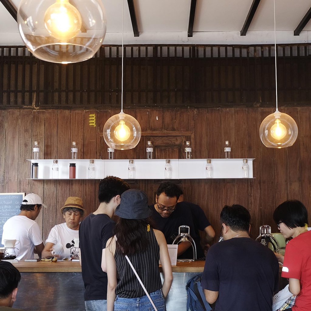 evwicango's tweet photo. Mother roaster - ตลาดน้อย เจริญกรุง
เป็นร้านกาแฟที่ไปซ้ำหลายรอบมากๆ ไม่เบื่อเลย กาแฟดีมากๆ เราสามารถเลือกได้ว่าอยากกินรสประมาณไหน อยากกินแบบไหน นม ดริป มีหมดเลย ได้อารมณ์จิบกาแฟอยู่ในย่านเก่าๆ ที่สำคัญ คุณแม่เจ้าของร้านน่ารักมากกกกก💛 #cafeteller #รีวิวคาเฟ่ https://t.co/cuO03l1wLf