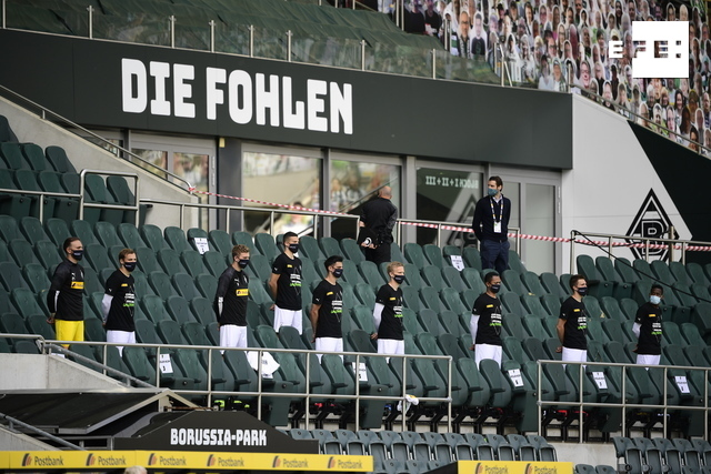 EFEdeportes's tweet photo. #EFEfotos | Estadio lleno...de recortes de cartón con el rostro de seguidores en Moenchengladbach, y minuto de silencio por los fallecidos durante la pandemia. #Bundesliga #coronavirus 

📸Ina Fassbender https://t.co/B5fum8Fd7R