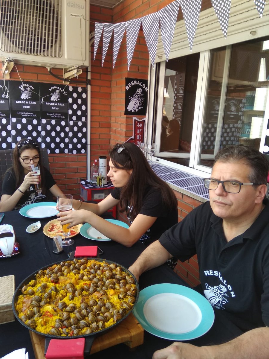 collaresbalon's tweet photo. Al Resbalon mengem coses (I) 🐌🍻⚫️⚪️⚫️⚪️⚫️ 
#Resbalon #CollaResbalon #CoronaAplec #AplecDelCaragol #LAplec #Lleida #Lleidatanament #AplecACasa #AplecConfinat https://t.co/h840DwGbSr
