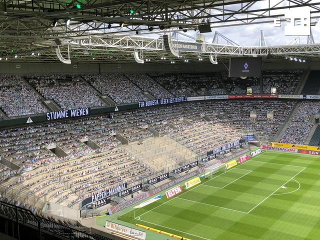 EFEdeportes's tweet photo. #EFEfotos | Estadio lleno...de recortes de cartón con el rostro de seguidores en Moenchengladbach, y minuto de silencio por los fallecidos durante la pandemia. #Bundesliga #coronavirus 

📸Ina Fassbender https://t.co/B5fum8Fd7R