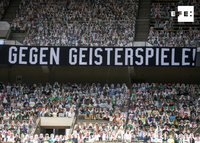 EFEdeportes's tweet photo. #EFEfotos | Estadio lleno...de recortes de cartón con el rostro de seguidores en Moenchengladbach, y minuto de silencio por los fallecidos durante la pandemia. #Bundesliga #coronavirus 

📸Ina Fassbender https://t.co/B5fum8Fd7R