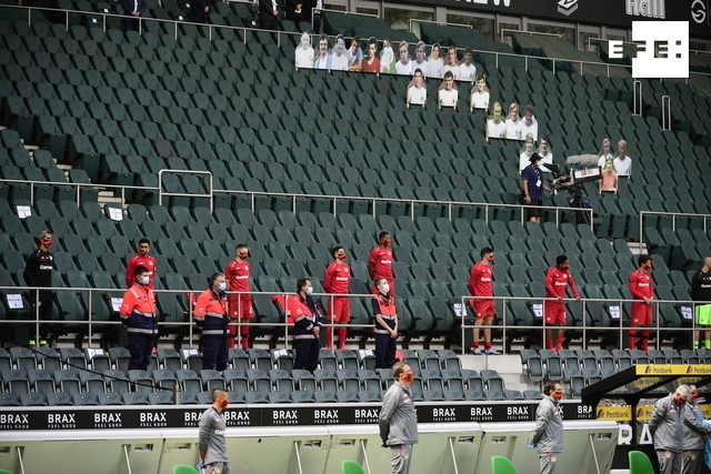 EFEdeportes's tweet photo. #EFEfotos | Estadio lleno...de recortes de cartón con el rostro de seguidores en Moenchengladbach, y minuto de silencio por los fallecidos durante la pandemia. #Bundesliga #coronavirus 

📸Ina Fassbender https://t.co/B5fum8Fd7R