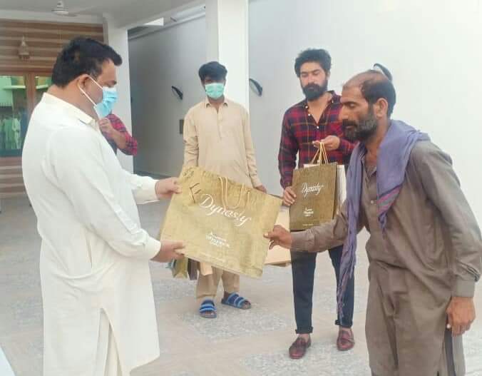 Allahwasayo_B's tweet photo. 3rd Drive CM Sindh Advisor @NawabAliWassan Distributed #Eid_Cloth to Poor families, at Khairpur Mirs,
@BBhuttoZardari @BakhtawarBZ @AseefaBZ https://t.co/lc8QQpe0ml