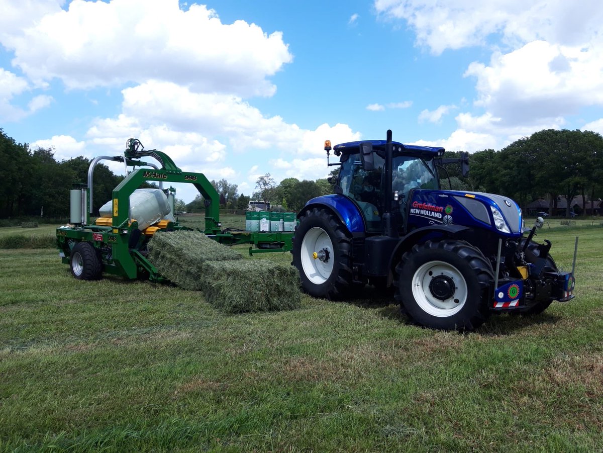 Vandaag nog een middagje balen persen. Als het zo door droogt voorlopig nog geen gras weer....🙁