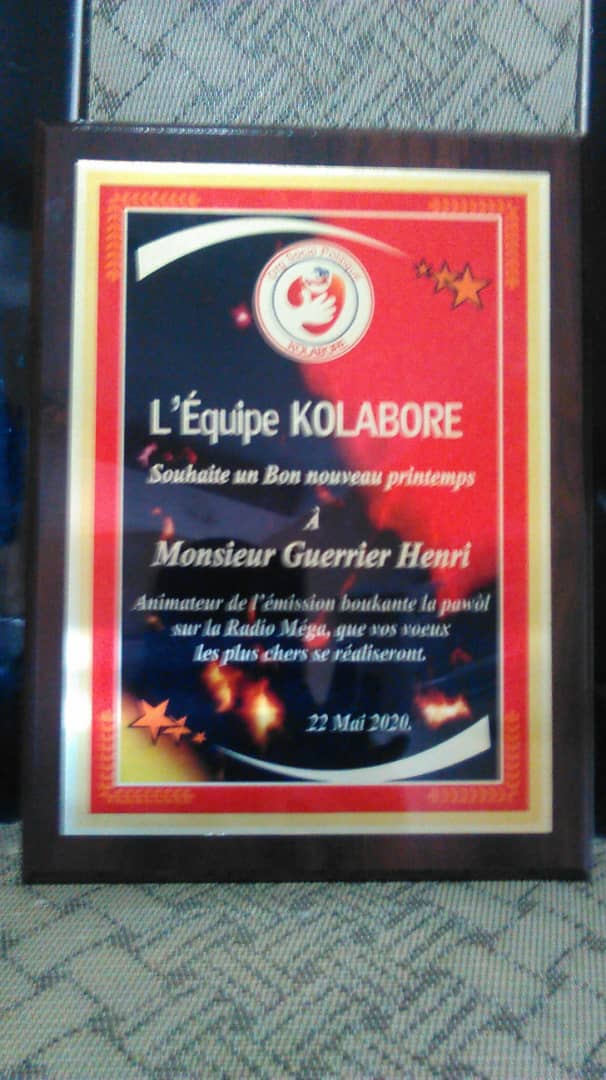 KolaboreP's tweet photo. Remise de plaque par Johnson Nicholson A Monsieur GUERRIER Henri, Animateur de l'émission Boukante La Pawòl à radio Méga. https://t.co/V21ne5OWwG