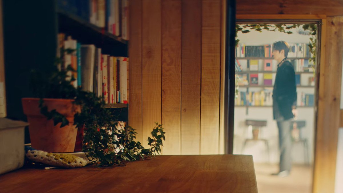 เล่นดรอปดำด้านนึงไปเลย เพื่อโฟกัสไกลๆอีกฟาก /แสงในร้านหนังสือสวยหลายฉากจริง ยอมม  #TheKingEternalMonarch