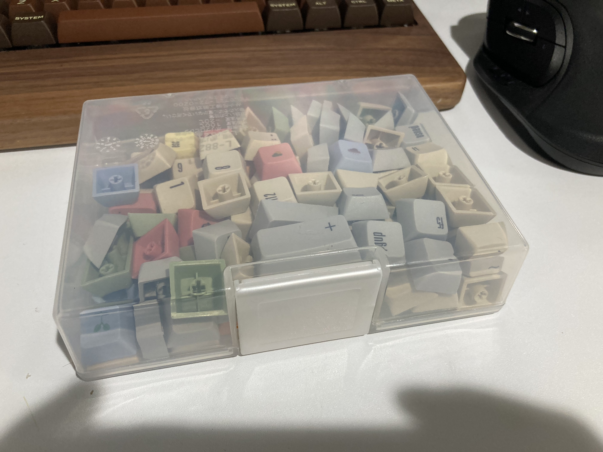 100均のハガキケースがキーキャップいれんのにとても具合が良いんだけど近所の100均になくなってて困っている。 https://t.co/P94ayeI7sk