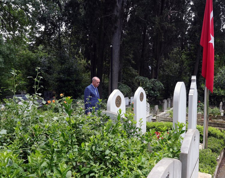 Cumhurbaşkanımız Recep Tayyip Erdoğan, Fetullahçı Terör Örgütü'nün (FETÖ) 15 Temmuz 2016'daki darbe girişiminde şehit olan Erol Olçok'un kabrini ziyaret etti.