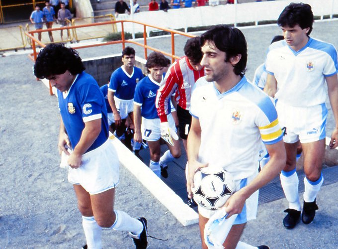 Diego Maradona 🇦🇷 and Enzo Francescoli 🇺🇾 during the #CopaAmerica1989 🇧🇷