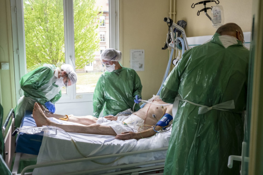 LePelerincom's tweet photo. "Les rêves étranges sont fréquents chez les patients endormis longtemps, quand leur cerveau agressé par la maladie est tenaillé par l’angoisse." Reportage au sein d'un service de réadaptation post-réanimation #Covid_19 @simonhimatic ➡️ https://t.co/JewGQgJxuD https://t.co/yyOwO6PurO