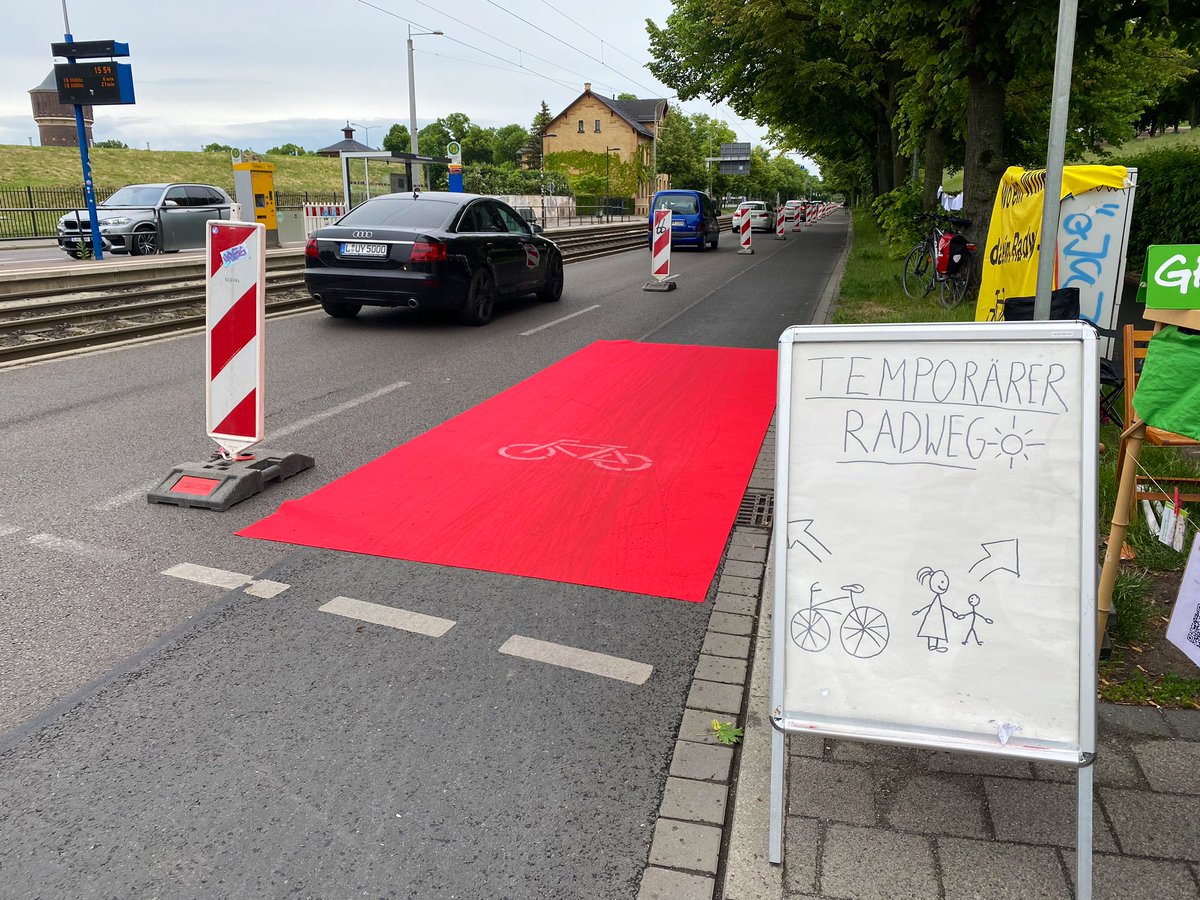 WilliamRambow's tweet photo. Eine Strecke, die ich häufig fahre, umso schöner die Aktion von @greenpeace_L. Die Prager Straße als wichtige Ausfallstraße Richtung Südost hat dringend eine bessere Radinfrastruktur verdient. #RadLE https://t.co/zHAKsDHXrf