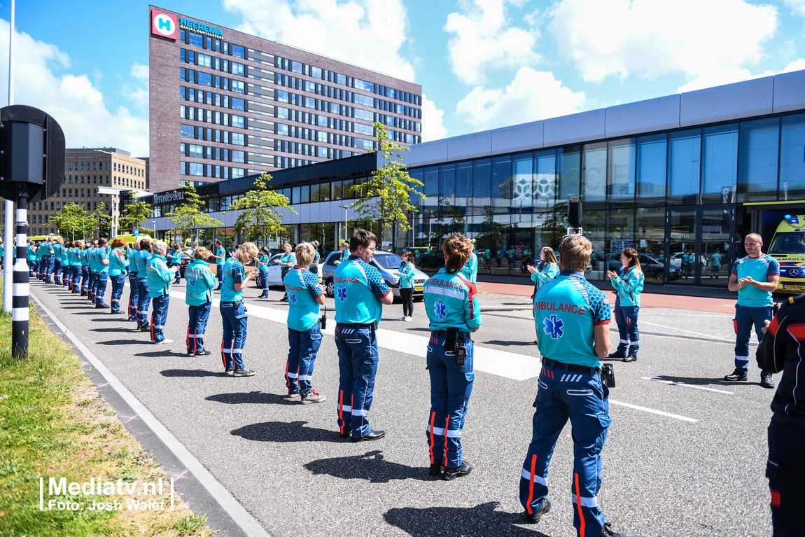 112HM's tweet photo. Vanmiddag vormde medewerkers van @ambulancehm een erehaag voor de ambulancepost in Leiden voor hun overleden collega, het was een ontroerend en indrukwekkend beeld op de Vondellaan. https://t.co/0CFAurEXvt