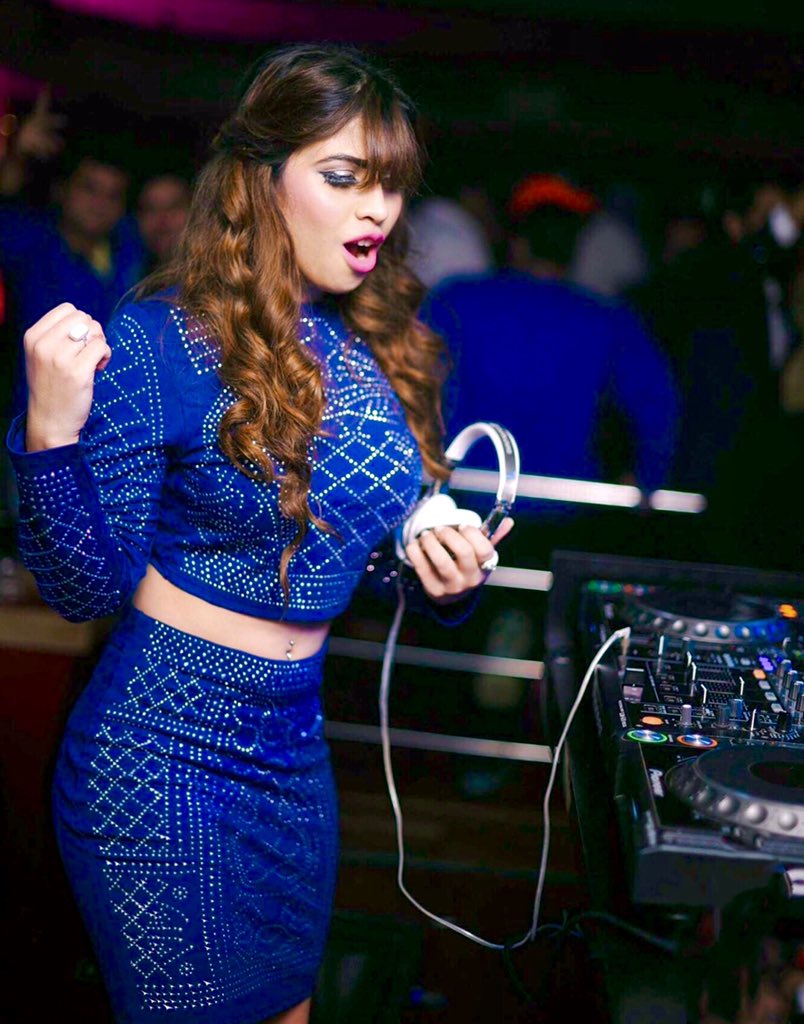 DJSWAYINDIA's tweet photo. Those little joys of life 💙💙
behind the deck‼️📀📊📀
I expected this year gonna be a great one, But I Guess Nature has planned something of its own,&amp; thats out of our Control🙇🏻‍♀️ Sometimes it makes me really Sad, But then I look back into Memories &amp; Find my strength once again 🙃 https://t.co/aXslmigonb