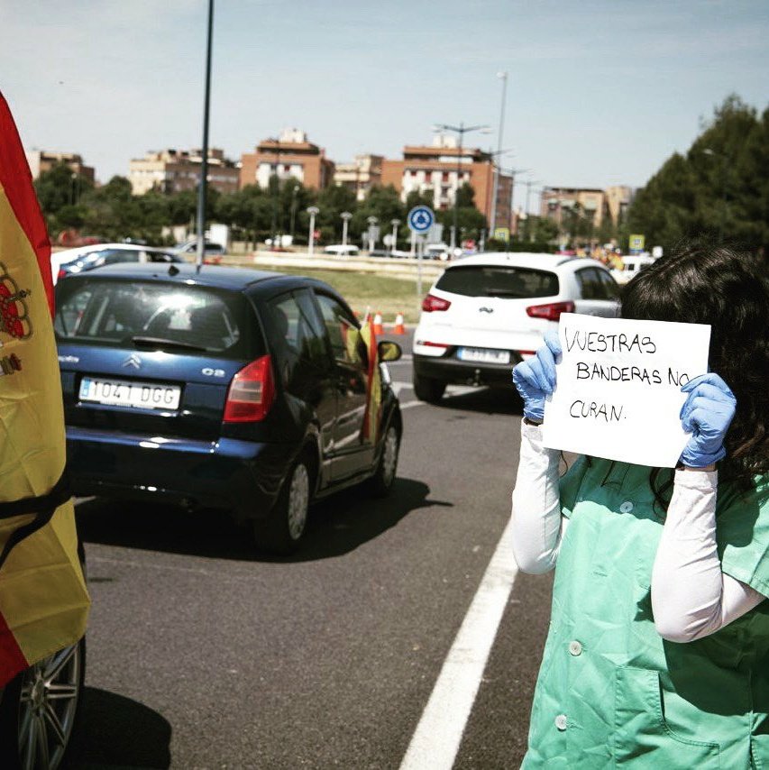 pasanospoco's tweet photo. La persona de la imagen de la derecha le salvó la vida 
#LaEspanaQueContagia 
#ElVirusSoisVoxotros 
#ElVirusSoisVosotros https://t.co/dbQjWxNnen