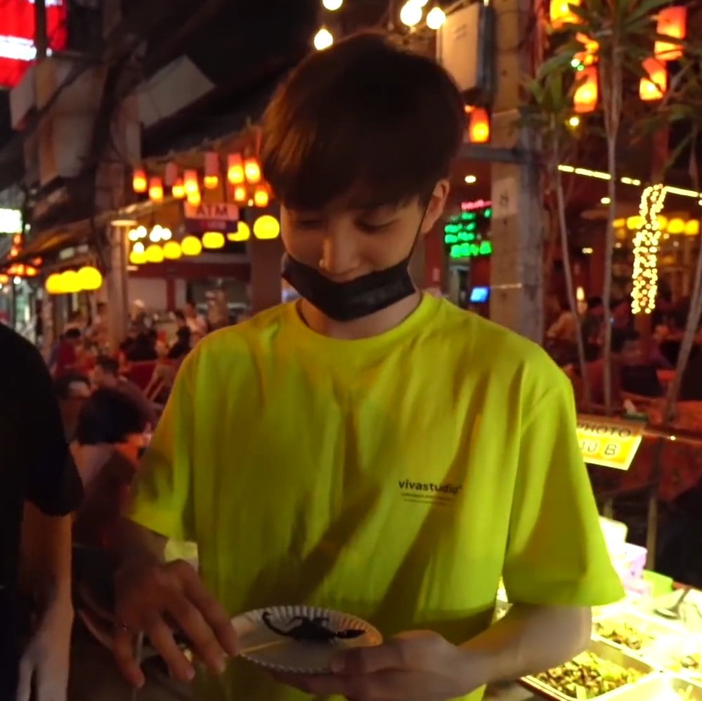 powder_w's tweet photo. แต่เสื้อเขียวหล่อจริงค่ะทุกคน ขนาดกินแมงป่องยังหล่อTT อ่ยยยแงงงงง😭💓 
#เสื้อเขียวหล่อ https://t.co/UoPi1XGu4J