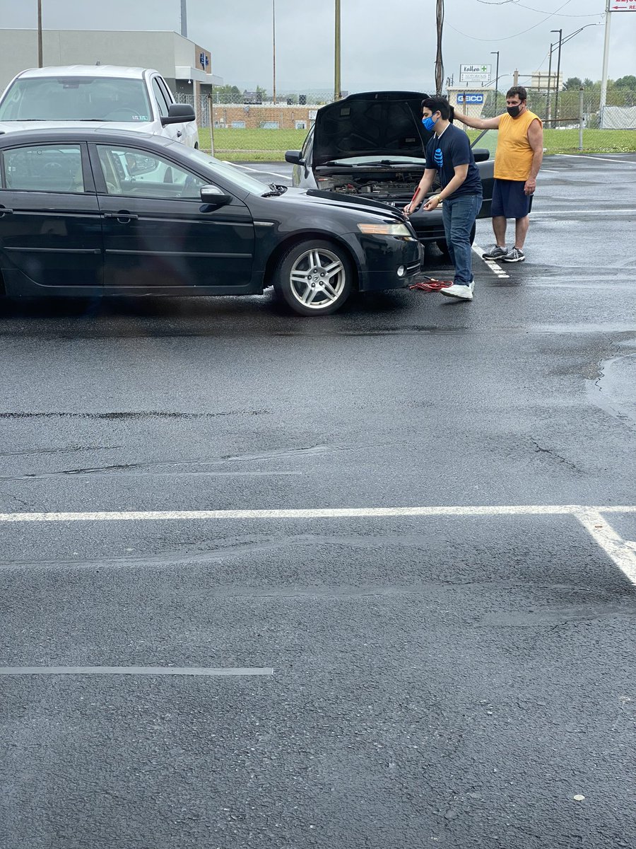 When our customers car wouldn’t start our hero Edgar came to the rescue and gave him a jump! Thank you for going the extra mile for our customers! #lovethisteam #actionsmatter 🙌🏼💪🏻 @Justin_Balla @Trisha__Torres @WilliamGStovall @ohpa_EPIC @OHPA_Cowbell