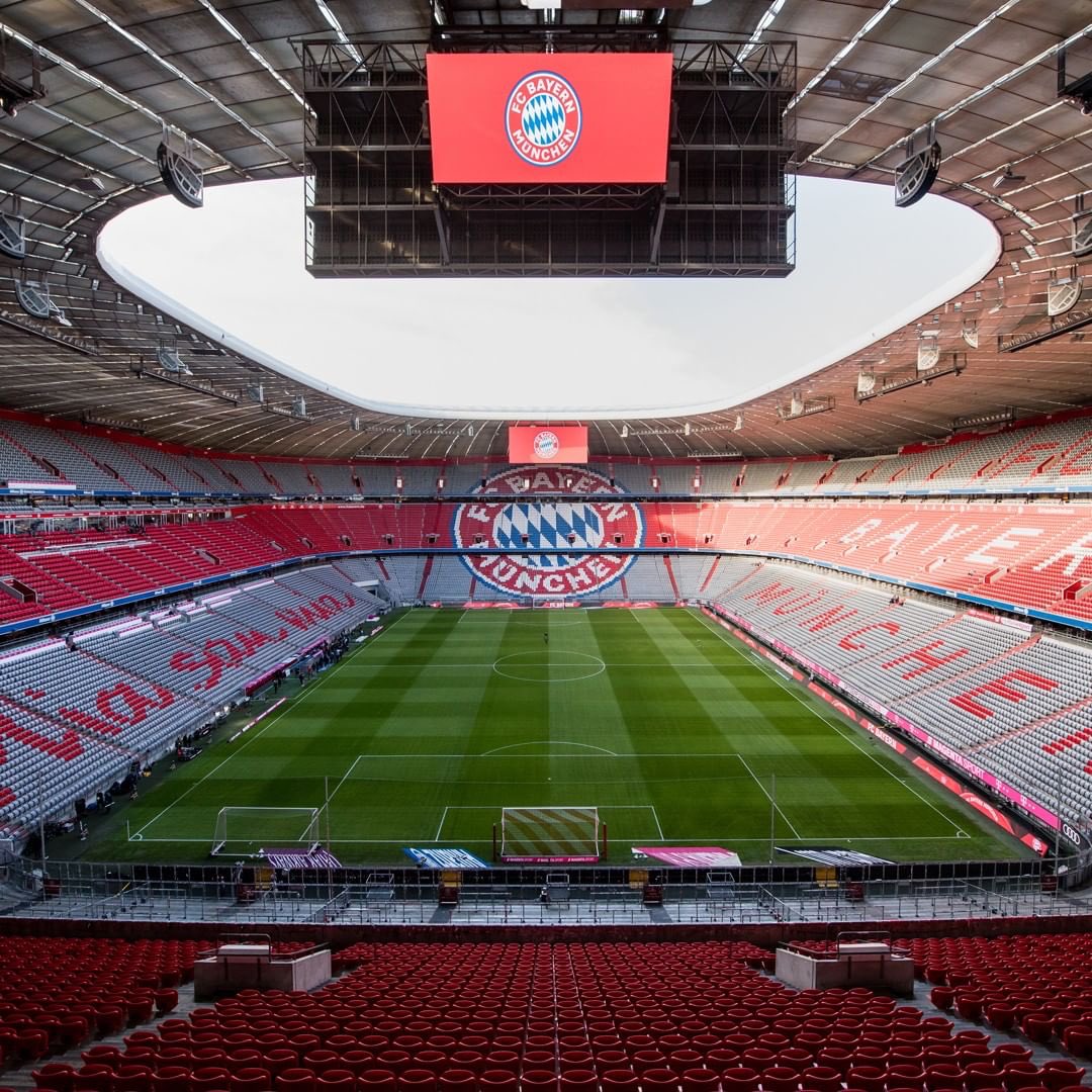 サッカースタジアム図鑑 名称 アリアンツ アレーナ ホームチーム Fcバイエルン ミュンヘン ドイツ1部 設立 05年 収容 75 000人 繭のような外観は半透明の特殊なフィルムで覆われている 試合日はクラブカラーであるバイエルン