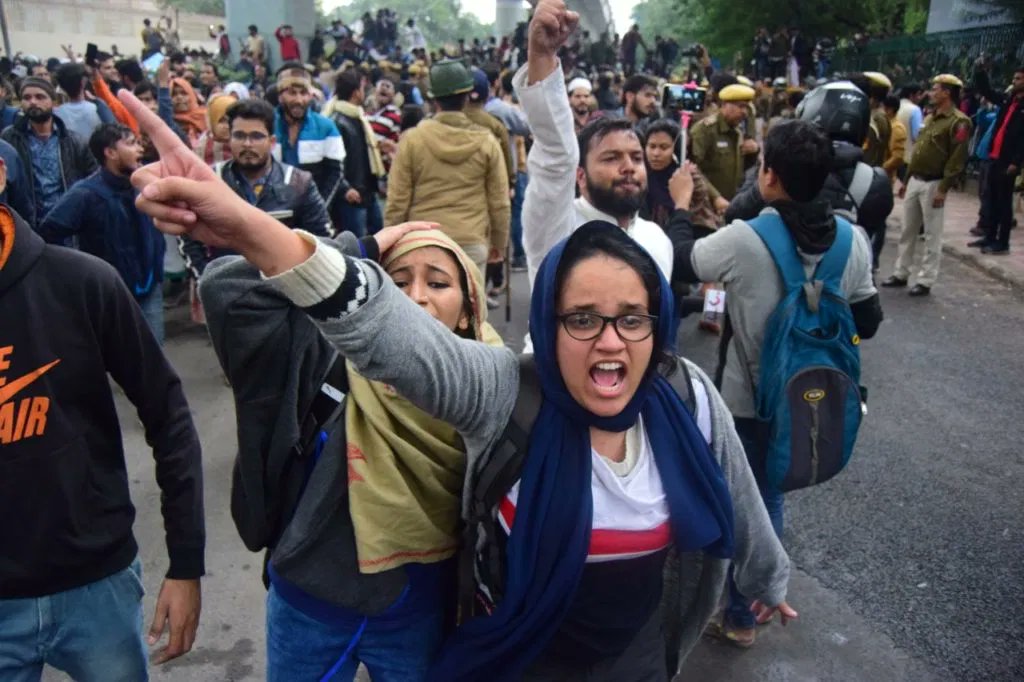 MohsinK00628587's tweet photo. #StandWithJamiaCan those people be able to run &amp; govern a country who can't convince  the students of a central university on their decision? 
When students ask questions to them, they are beaten by police &amp; their goons. They are arrested &amp; sent to jail for asking questions. https://t.co/aQkiRJj2rG